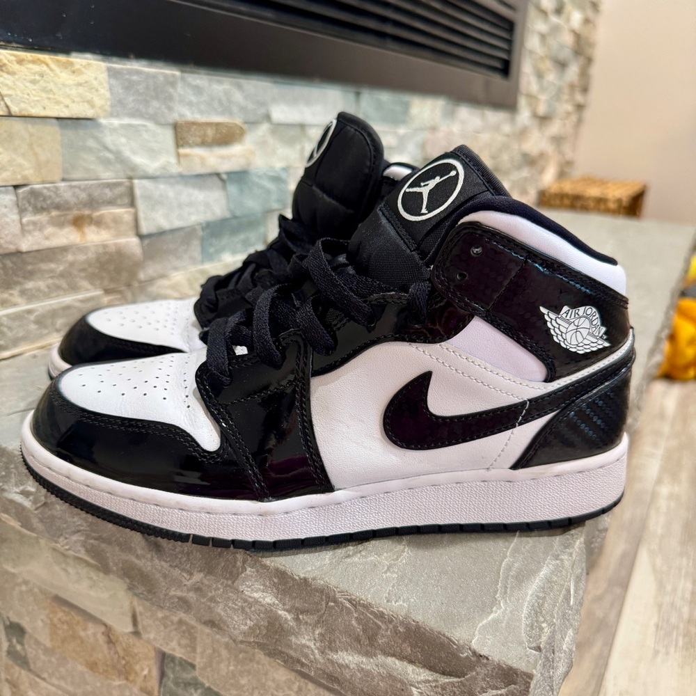 Nike Jordan mid black and white 6Y - 7.5W